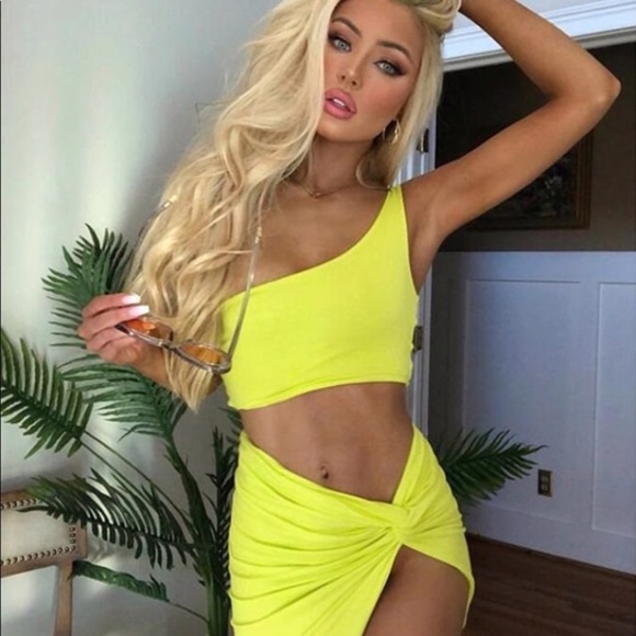 NEW Yellow High Slit Set - Picture 7 of 9